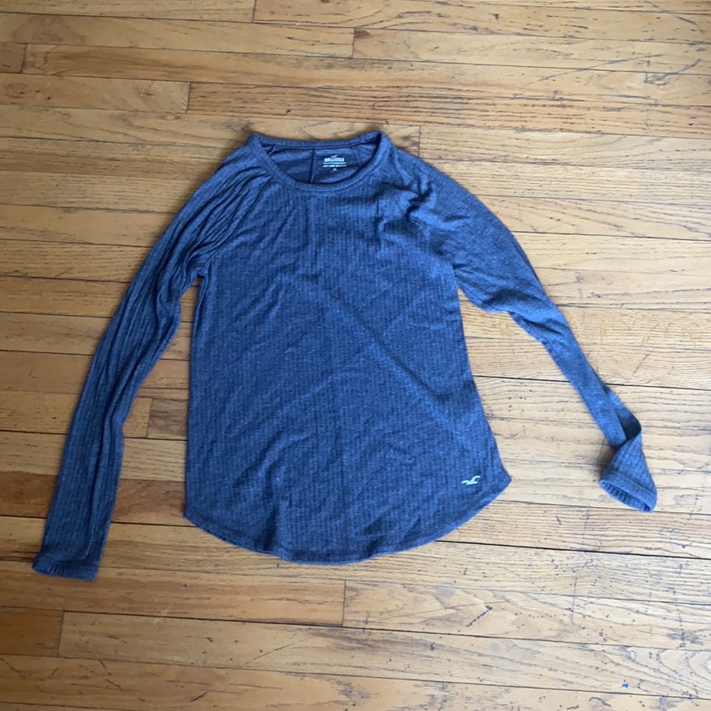 Long sleeve tee.